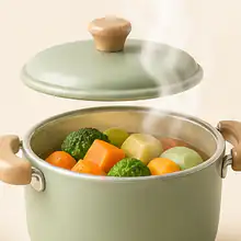 Panela pequena com alimentos em preparo.