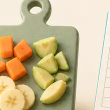 Tábua com alimentos cortados.