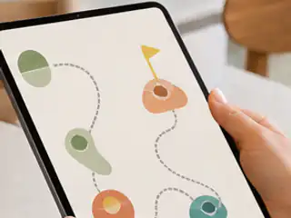 Mãos abrindo um mapa visual em tablet.