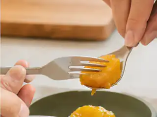 Colher conferindo textura de alimento.